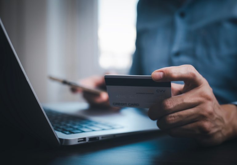 Man använder betalkort online